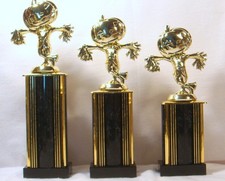 SET OF 3 HALLOWEEN TROPHIES SCARECROW ON COLUMN, HALLOWEEN TRUNK OR TREAT