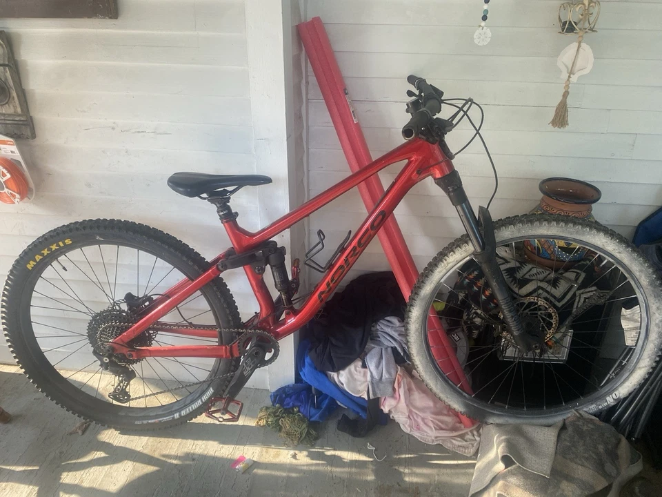 Fluido de suspensión para bicicleta de montaña Norco Fluid FS 20 tiene un tubo pop en la parte delantera Foto 2 de 4