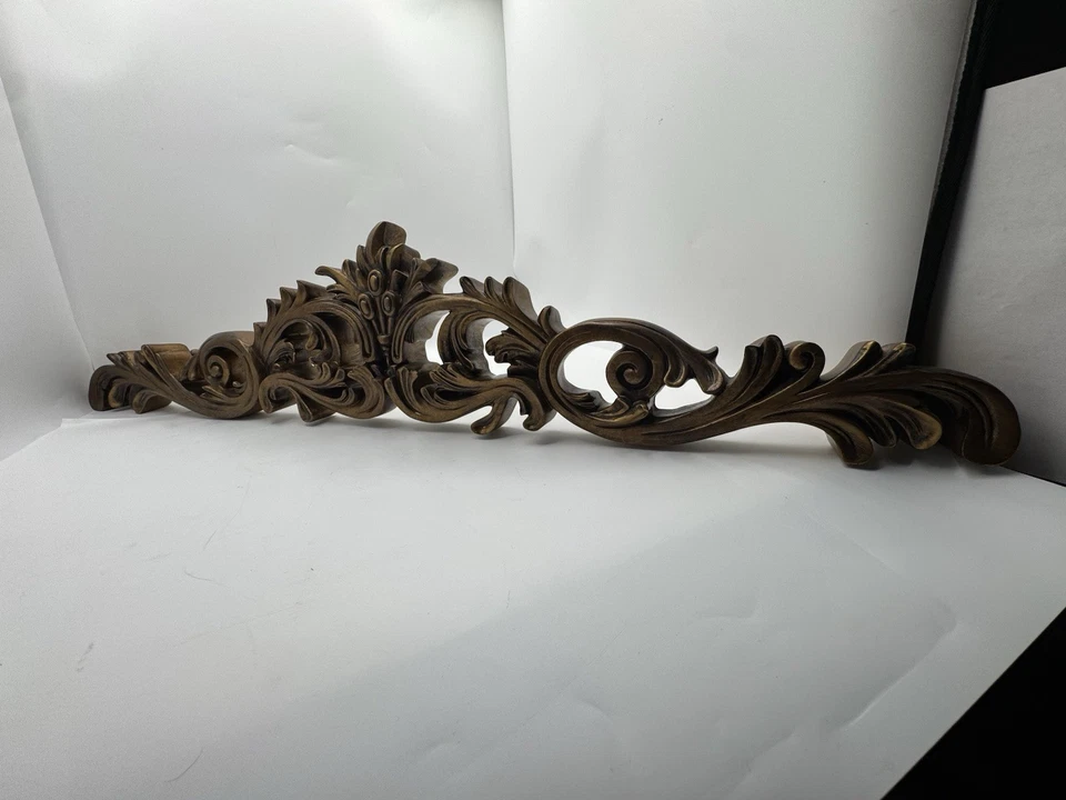 "Aplique decorativo vintage de resina con frontón de pared ornamentado dorado antiguo 33""" Foto 2 de 4