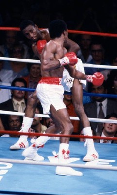 Thomas Hearns tries to avoid punches thrown by Sugar Ray Leonard d- Old Photo