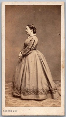 CDV 1865 Frau mit Profil, Schleppkleid und dekorativen Galons Foto Dagron Paris