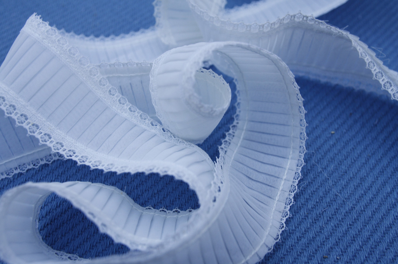 Dentelle ancienne neuve N°30 plissée en nylon pour réparer une coiffe traditionnelle