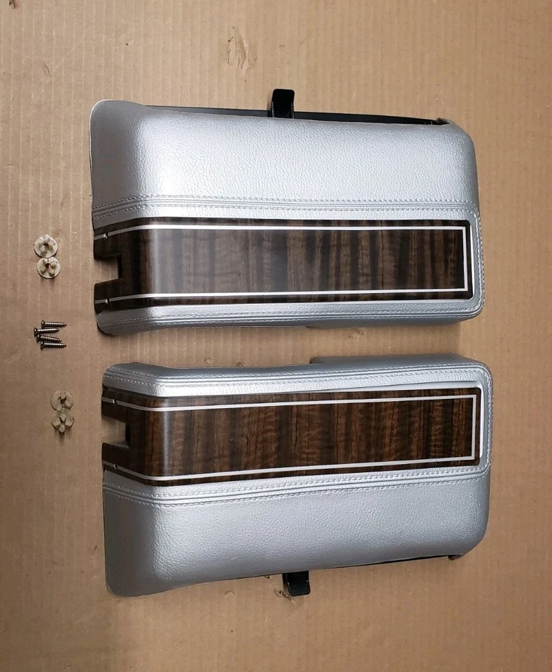 1969 AMC AMX JAVELIN ARMRESTS PLATINUM RESTORED W/ WOODGRAIN TRIM PLATES SILVER Foto 2 de 4