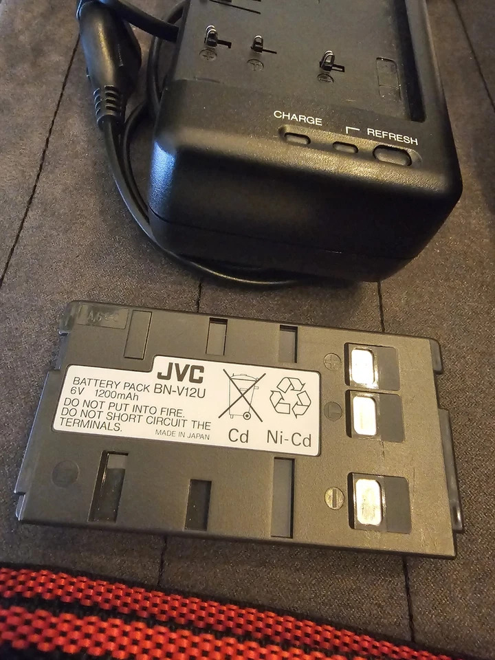 JVC GR-AX380 Camcorder VHSC Tape Analogue Retro Video Camera - Bild 2 von 4