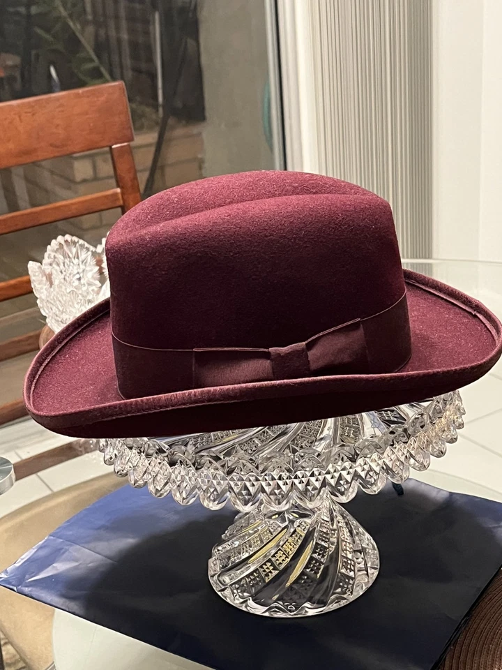 Sombrero Padrino Hombre 13 Fieltro Borgoña Colección Escala Mediano Hecho en EE. UU. NUEVO CON ETIQUETAS Foto 2 de 4