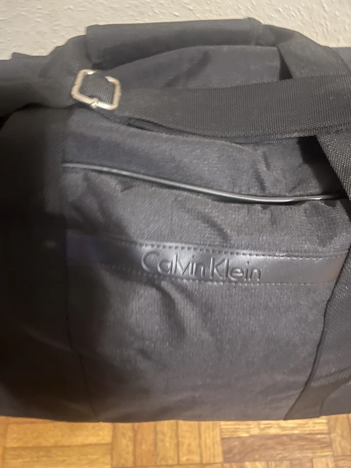 Bolso de Lona Grande Calvin Klein Negro con Logo Correa para el Hombro de Viaje para Pasar la Noche Foto 2 de 4