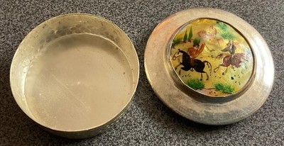 VINTAGE PERSISCHE SILBERFARBENE HANDGRAVUR/HANDBEMALTE SCHNUPFTABAK/PILLENDOSE. PERLE INL