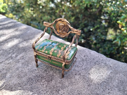 FINE COLLECTIBLE LIMOGES HAND PAINTED ENAMEL PORCELAIN GREEN LOVE SEAT PILL BOX - Picture 2 of 10