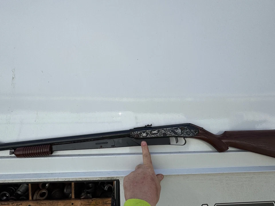 vintage daisy bb model 25 pump gun - Image 4 of 4