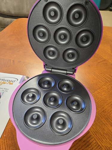 Brentwood Mini Donut Maker Machine Non-Stick Pink Model TS-250 - Picture 3 of 5