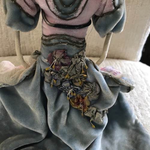 ANTIQUE ARTISAN MADE PAINTED DOLL & VELVET DRESS/FLOWERS STAND/ORNAMENT 1800’S - Picture 5 of 18