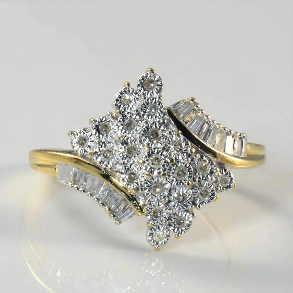 Anillo con racimo de bodas de diamantes de corte redondo de 2 quilates enchapado en oro amarillo de 14 k Foto 3 de 4