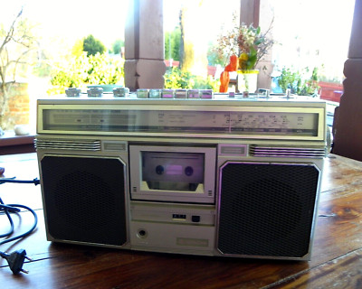 HITACHI FM/SW/MW/LW Stereo Portable R. Cassette Recorder - Modell No. TRK-7200E