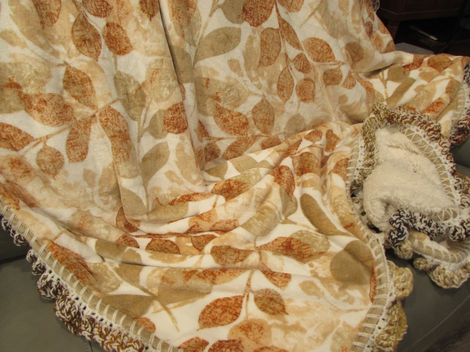 Manta de felpa reversible de gran tamaño beige tostado crema marrón hojas ganchillo Foto 2 de 4
