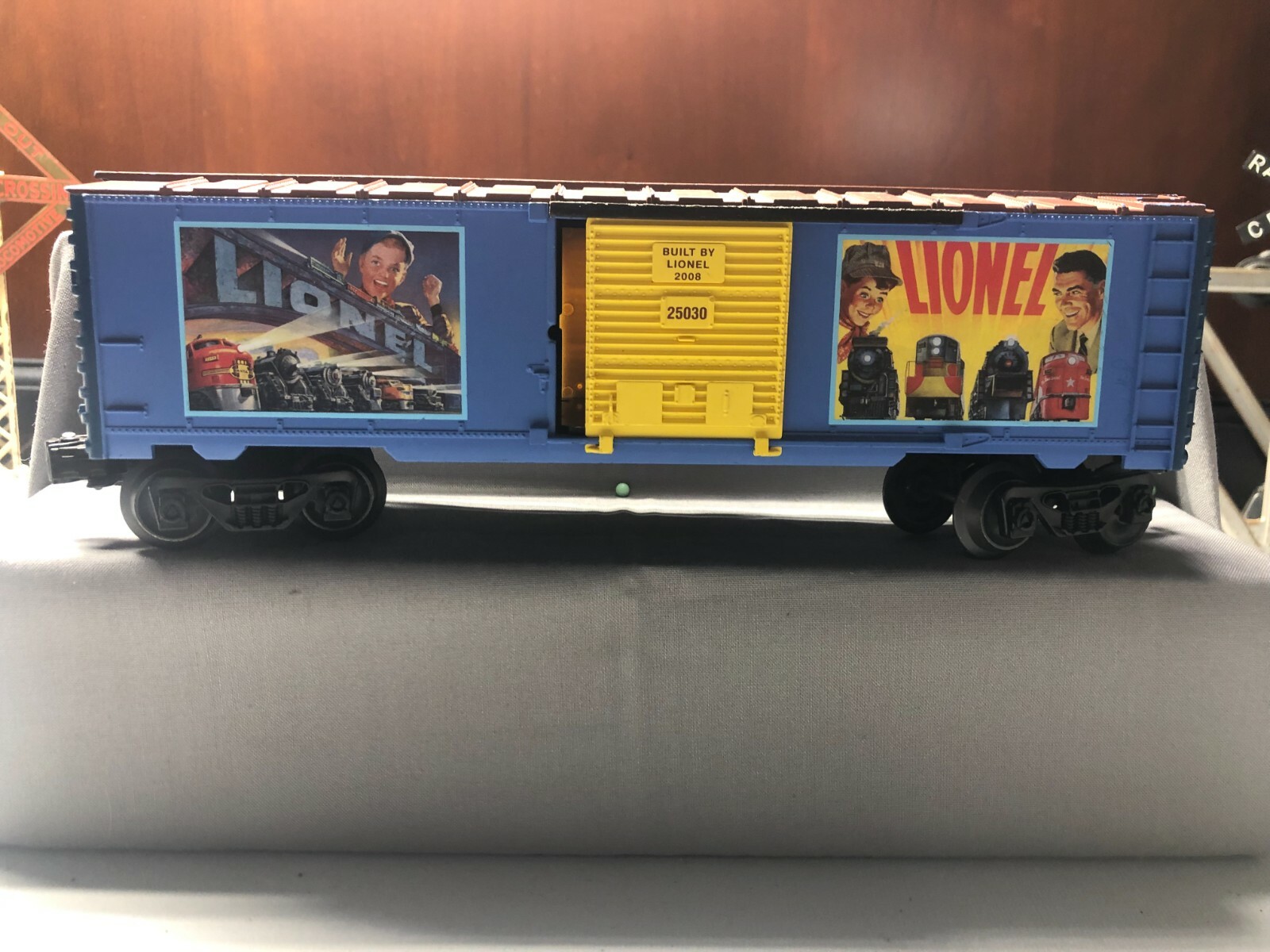 Lionel O Gauge 25030 Billboard Boxcar with 6017 Caboose