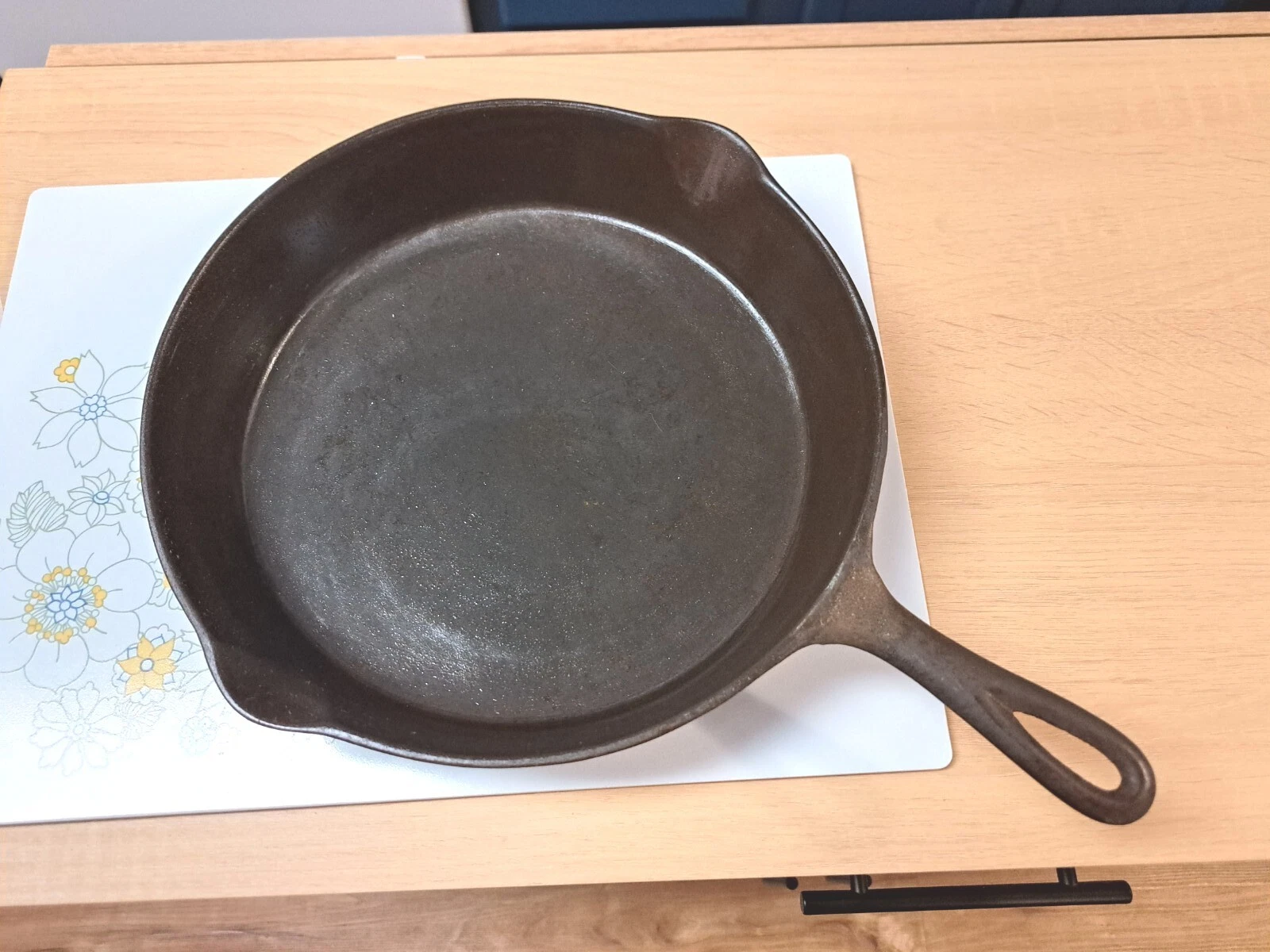 Vintage No.8 Y 3 Notch with Heat Ring Cast Iron Skillet