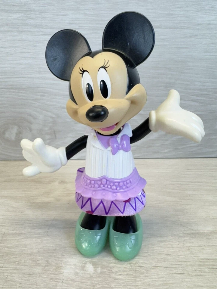 Muñeca Disney Minnie Mouse Bowtique Snap N Estilo con Falda Giratoria Foto 3 de 4