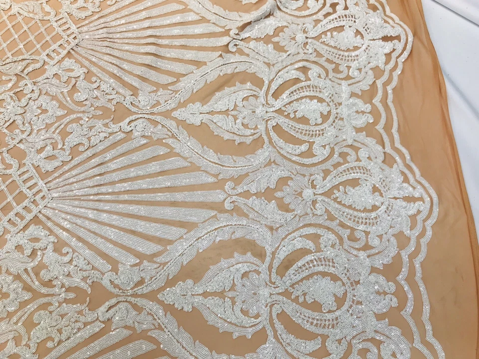 DISEÑO DE LENTEJUELAS DAMASCO BLANCO EN MALLA ELÁSTICA DE 4 VÍAS NUDE POR YARDA. Foto 4 de 4