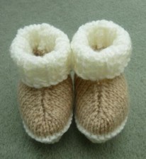 3 SIZE OPTIONS HAND MADE KNITTED BABY UGG BOOTIES BOOTEES BOOTS