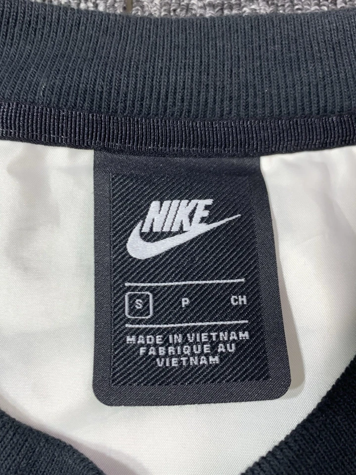 Nike NSW Para hombres Windrunner Negro Blanco Para Hombre Pequeña Sudadera Cuello Redondo Foto 3 de 4