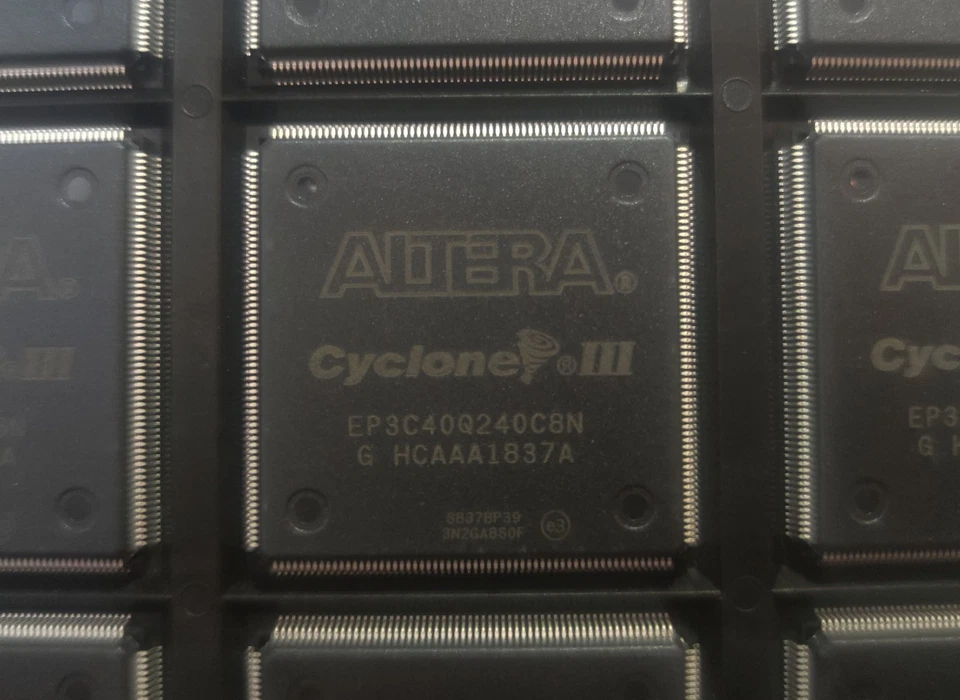 Altera FPGA EP3C40Q240C8N - 1 Stück