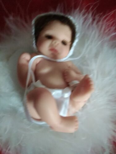 Kleine Babypuppe/Junge auf weissen Kissen so süß /gez./Europa Edition - Bild 4 von 16
