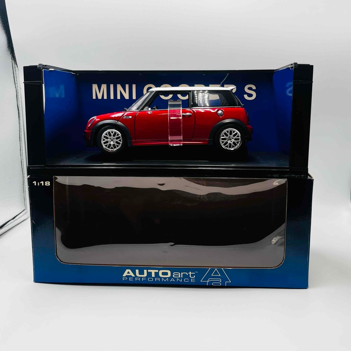 Autoart 1/18 MINI COOPER S red.The left mirror is missing. Body