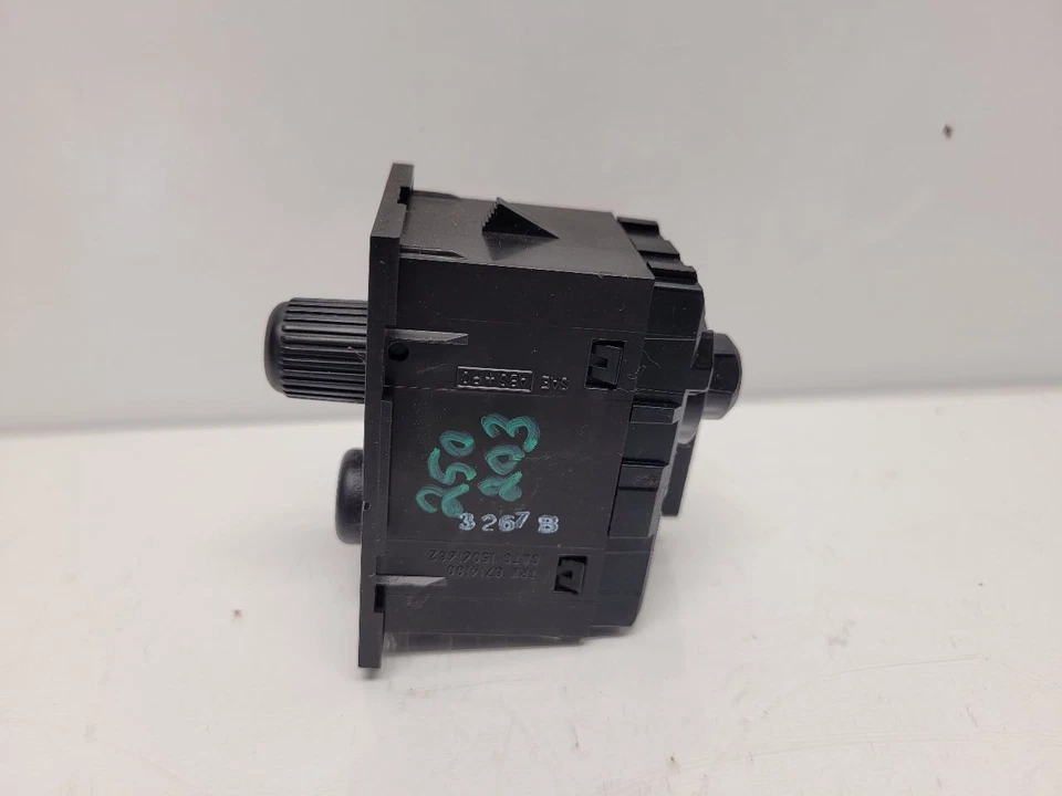 2004 Cadillac Escalade ESV Dash Switch - Rear Wipers  - Image 3 of 4