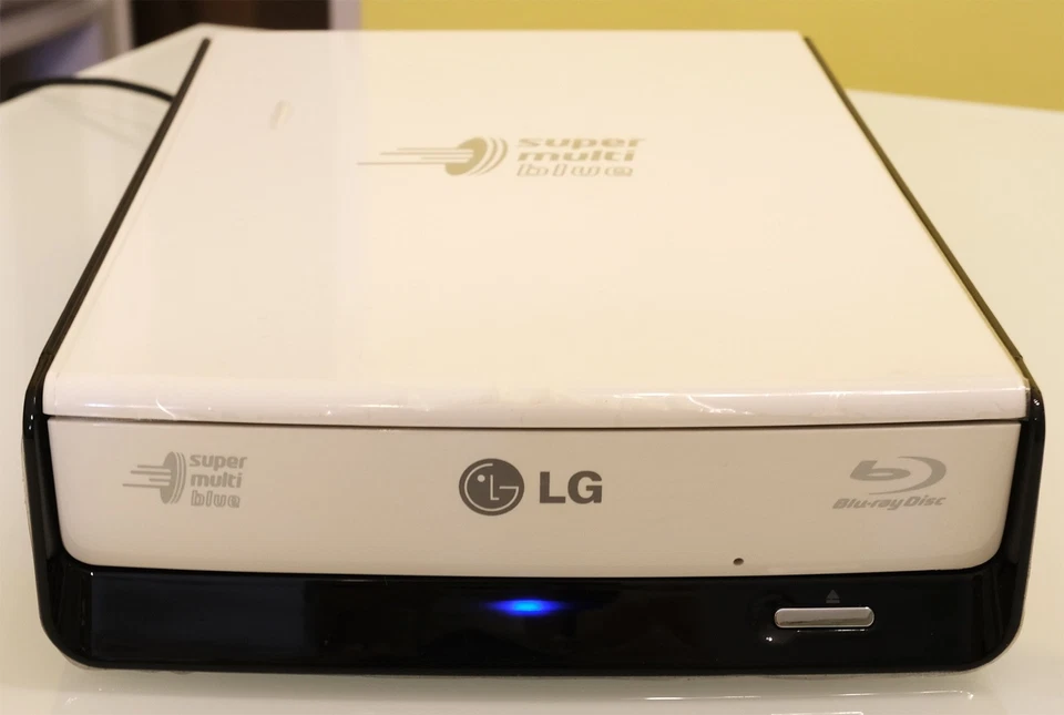 masterizzatore esterno LG BE12 BD DVD CD Blu-Ray + 21 supporti vergini NUOVO - Immagine 2 di 4