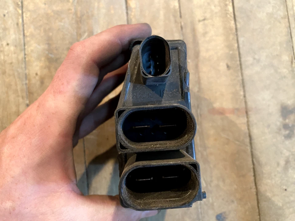 2004-2010 Audi RS4, S4, S5 módulo de controle do ventilador de refrigeração do motor usado pelo fabricante de equipamento original 8E0959501N - Imagem 4 de 4