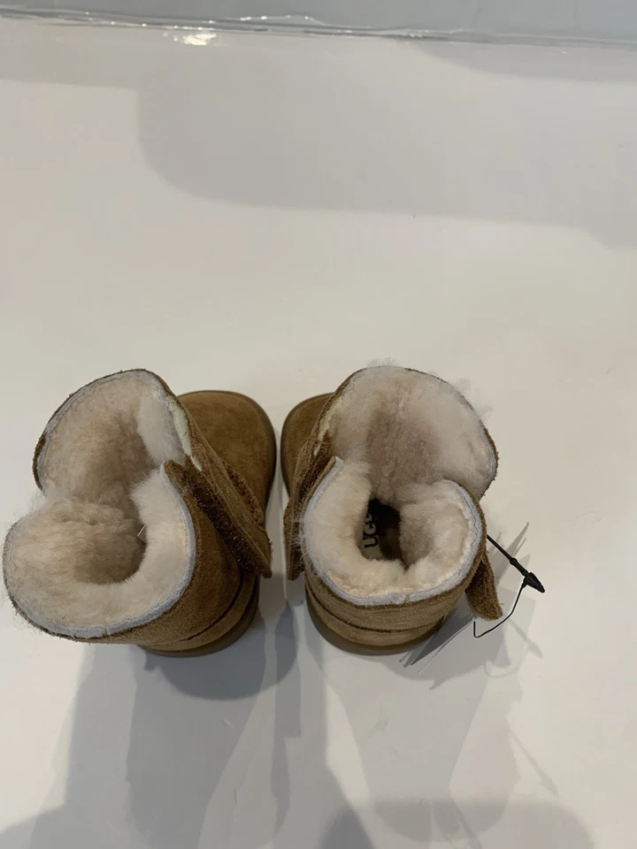 Botas UGG Infantiles Castaño, Talla 0/1 Foto 4 de 4