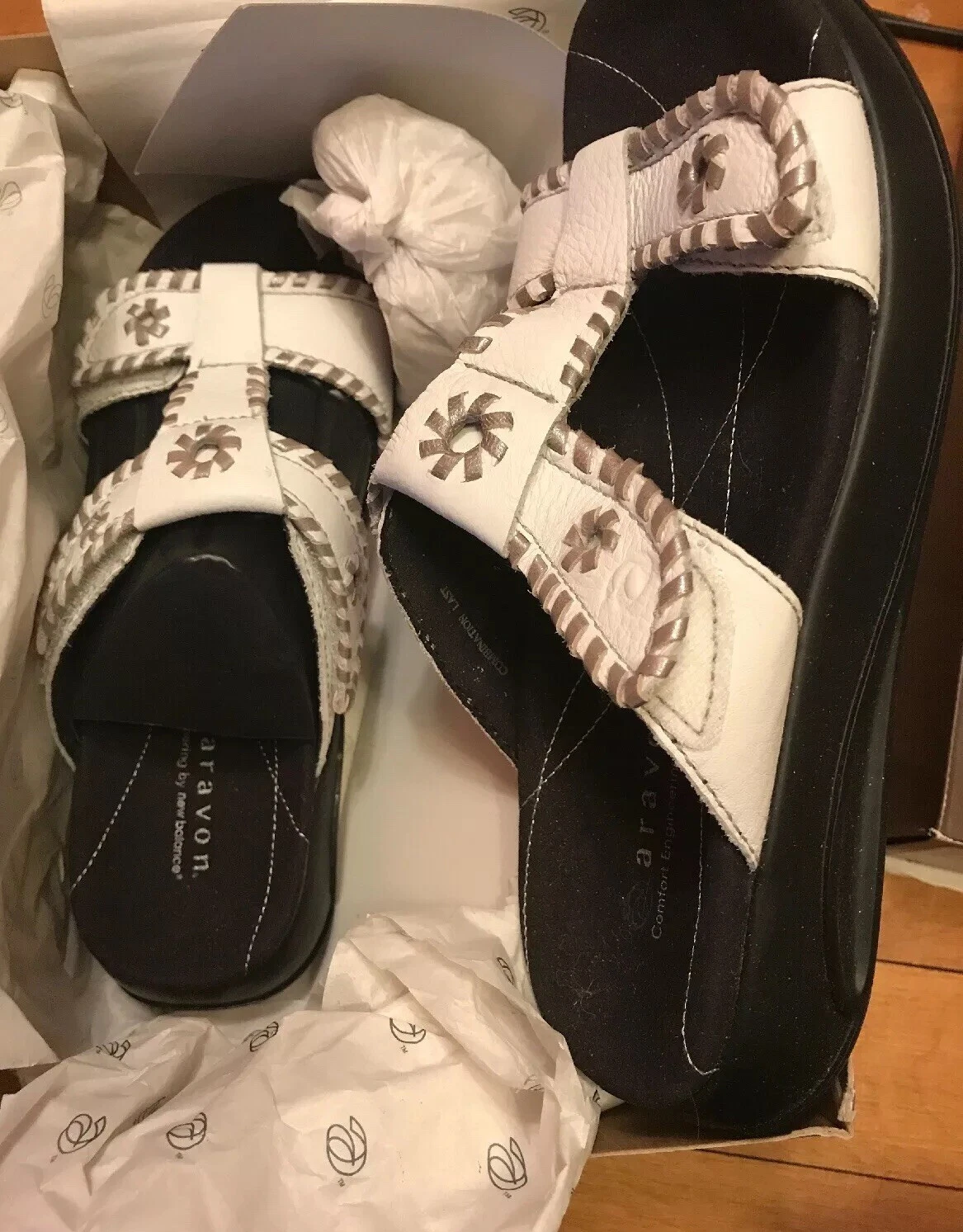 Nuovo con scatola! Scarpe sandali bianchi Aravon by New Balance RILEY taglia 5 B WSR05WT