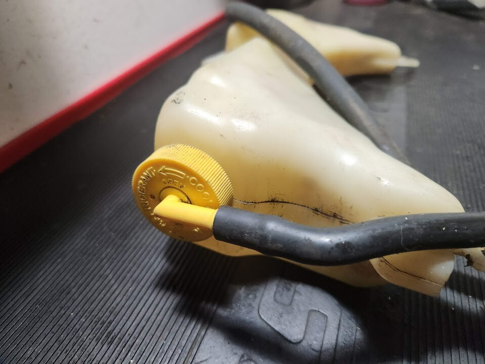 Kubota Coolant Reservoir G1700 G1800 G1900 G2000 GF1800 T1600 16861