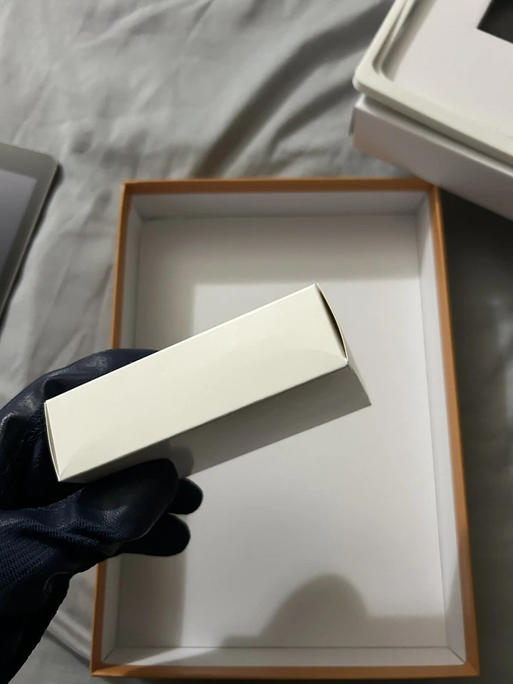 Apple iPad 6th Gen. 32GB, Wi-Fi + Cellular (Unlocked), 9.7in - Space Gray - Image 3 of 4