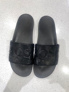 Sandalias deslizantes Hugo Boss para hombre negras con logotipo Reino Unido 12