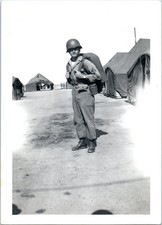 Soldado de 1940 con casco mochila de pie del ejército tiendas militares foto de colección