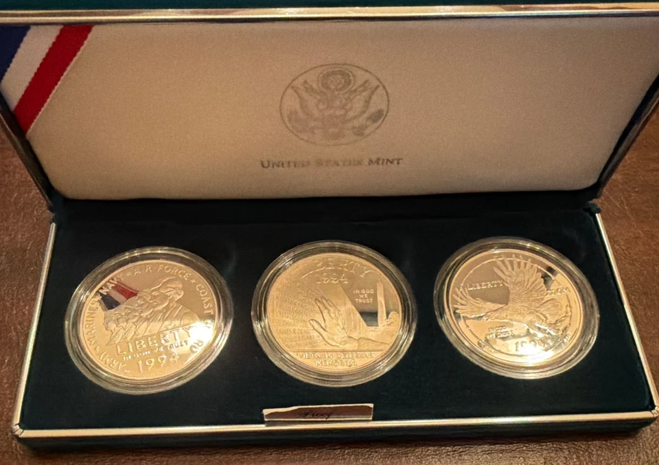 1994-P US MINT VETERANS COMMEMORATIVE SILVER DOLLAR 3-COIN PROOF SET - Image 2 of 4