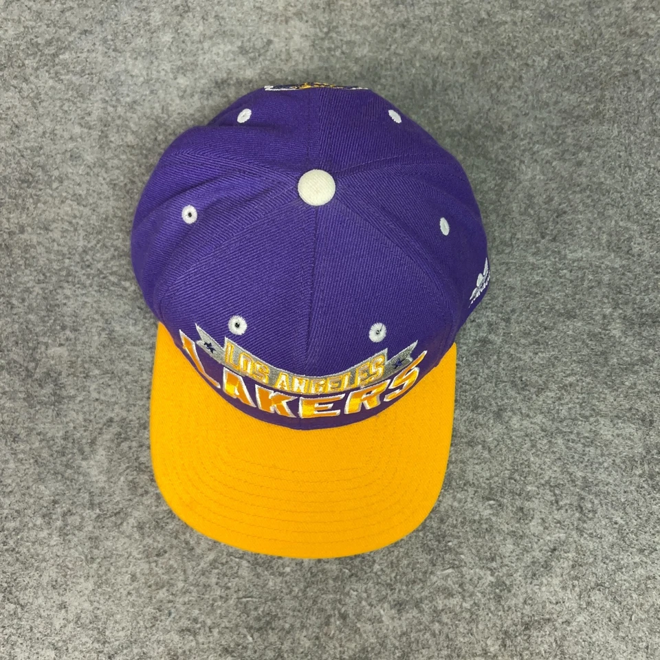 Sombrero de Los Angeles Lakers para Hombres Púrpura Dorado Snapback Adidas Logo Grande Baloncesto NBA Foto 3 de 4