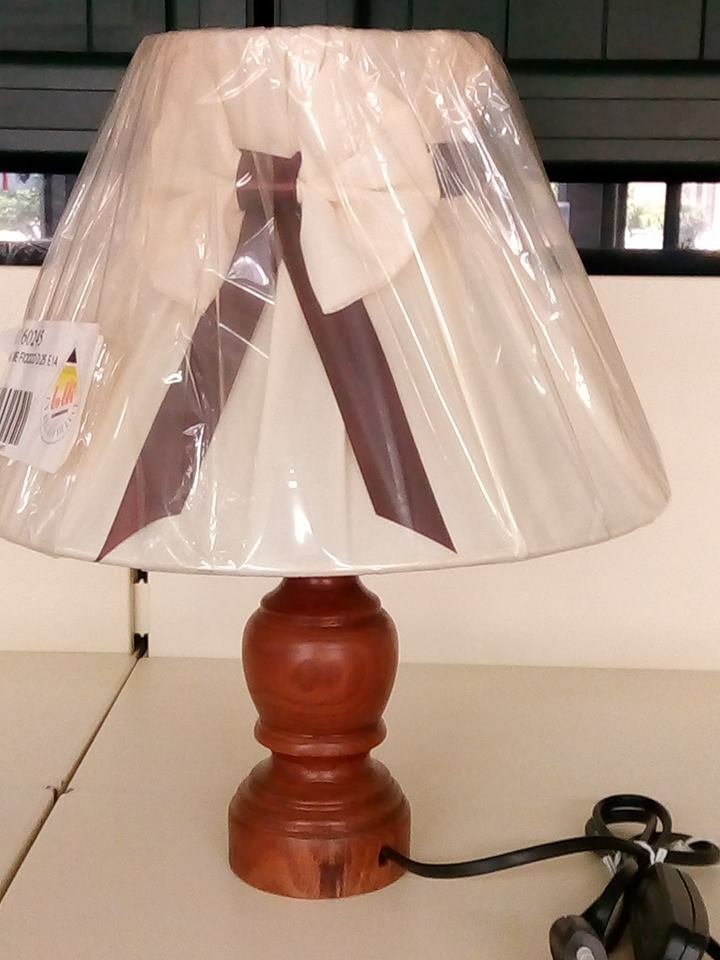 ABAT JOUR LAMPADA DA TAVOLO BASE LEGNO CAPPELLO TESSUTO BEIGE NASTRO MARRON E14