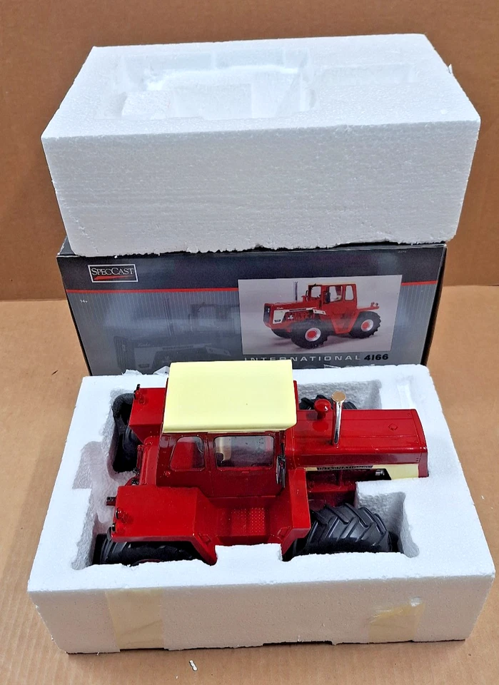 SpecCast International Harvester IH 4166 4x4 Tractor w/ Cab 1/16 Scale Resin - Image 2 of 4