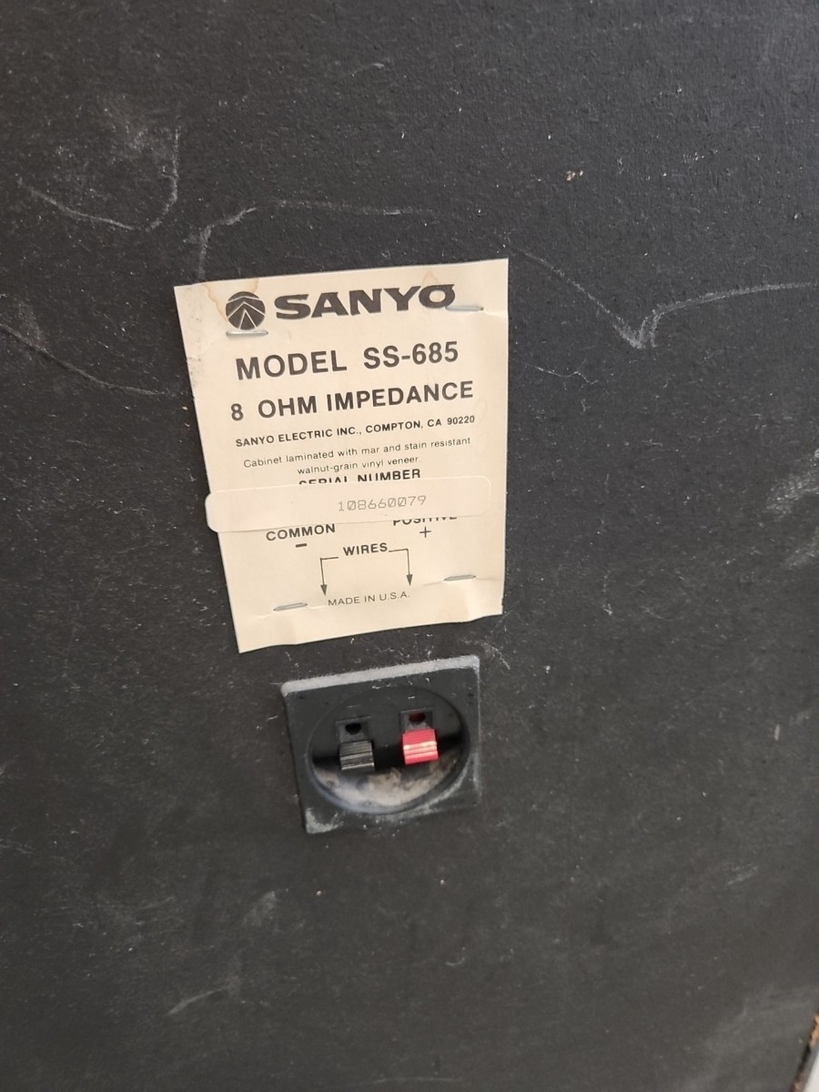 Sanyo SS-685 Floor Speaker Pair 8 Ohm Impedence Walnut Vinyl