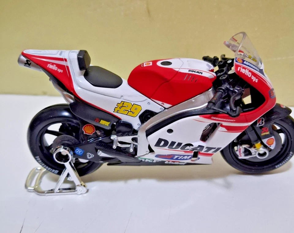 Maisto Ducati Desmosedici GP 1:18 - Andrea Iannone - Immagine 2 di 4