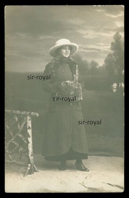 Hübsche Frau trägt Leiche um den Hals - 1910er 1920er Muff - Foto-AK 9x14cm