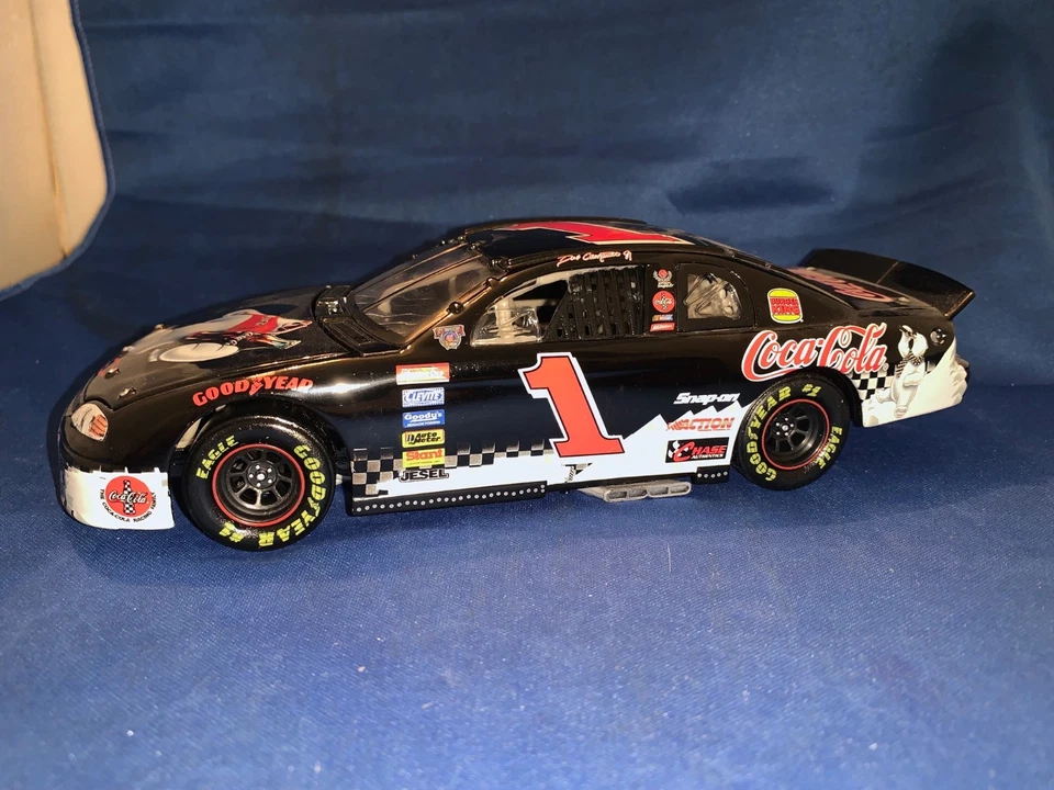 NASCAR DIECAST 1:24 Escala #1 DA;E GAINHARDT JR. COCA-COLA & GOODYEAR LE na Caixa - Imagem 2 de 4