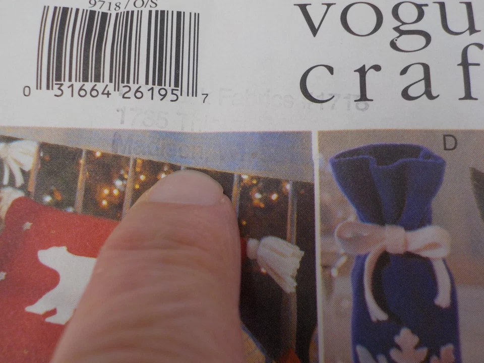 VOGUE CRAFT PATTERN #9718 A SNOWY HOLIDAY TREE SKIRT PILLOW GIFT BAGS UNCUT 1997 - Image 2 of 4