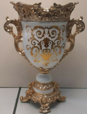 VASE AUS HARZ UND KERAMIK ELFENBEIN UND GOLD MIT GOLDGRIFFEN UND GOLDDEKOR