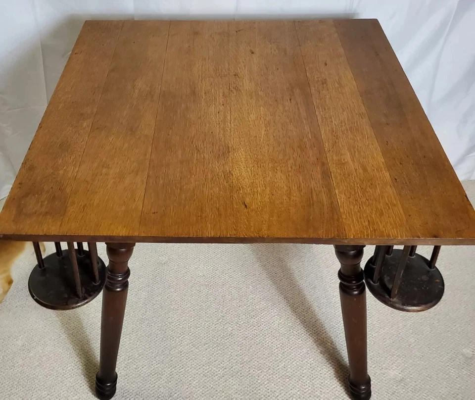 Mesa antigua de póker, taberna o salón, juego o cartas, estantes para tazas Foto 2 de 4