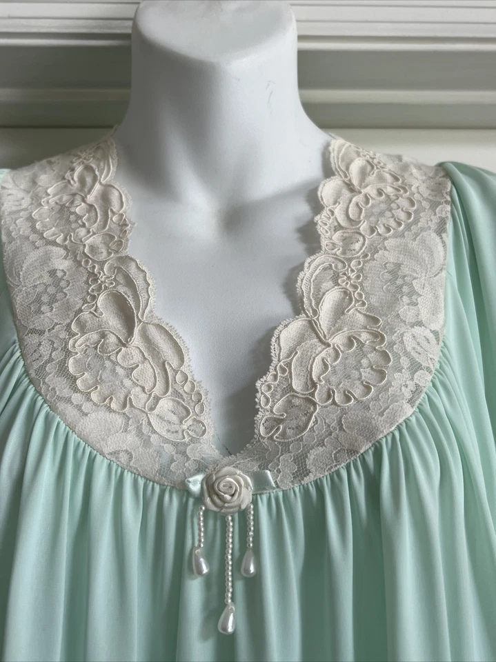 Conjunto de camisón y bata larga Shadow Line verde menta de colección detalles de encaje grande EE. UU. Foto 2 de 4