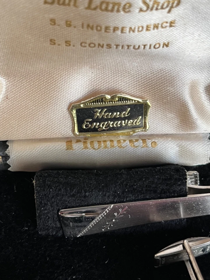 SET GEMELLI E FERMACRAVATTA VINTAGE PIONEER USA MADE NEW IN BOX 60’s - Immagine 2 di 4