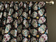 CENEFA VENTANA ALGODÓN 42" ANCHO DÍA DE MUERTOS CALAVERAS AZÚCAR NEGRO